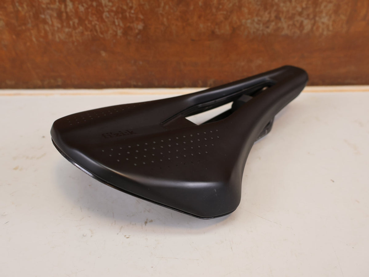 Sattel von Fizik, FIZIK TEMPO ARGO R1 CARBON SATTEL 150MM 200G RENNRAD GRAVEL ROAD vor USEDBIKES-OB.DE Hintergrund