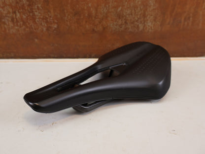 Sattel von Fizik, FIZIK TEMPO ARGO R1 CARBON SATTEL 150MM 200G RENNRAD GRAVEL ROAD vor USEDBIKES-OB.DE Hintergrund