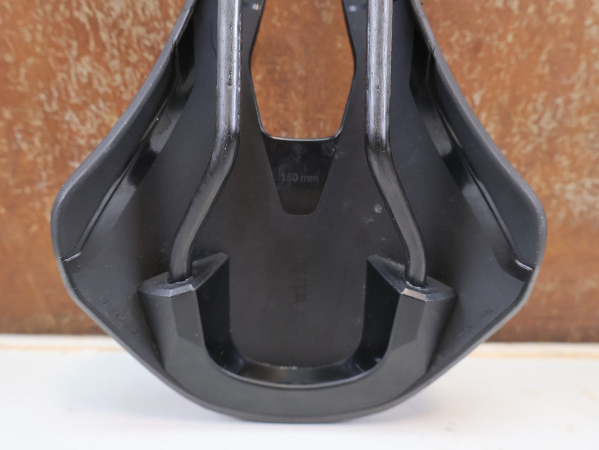 Sattel von Fizik, FIZIK TEMPO ARGO R1 CARBON SATTEL 150MM 200G RENNRAD GRAVEL ROAD vor USEDBIKES-OB.DE Hintergrund
