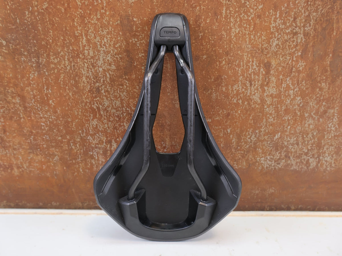 Sattel von Fizik, FIZIK TEMPO ARGO R1 CARBON SATTEL 150MM 200G RENNRAD GRAVEL ROAD vor USEDBIKES-OB.DE Hintergrund