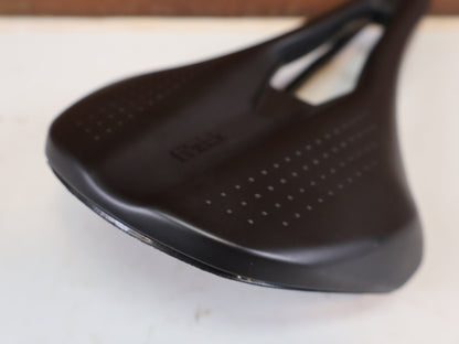 Sattel von Fizik, FIZIK TEMPO ARGO R1 CARBON SATTEL 150MM 200G RENNRAD GRAVEL ROAD vor USEDBIKES-OB.DE Hintergrund