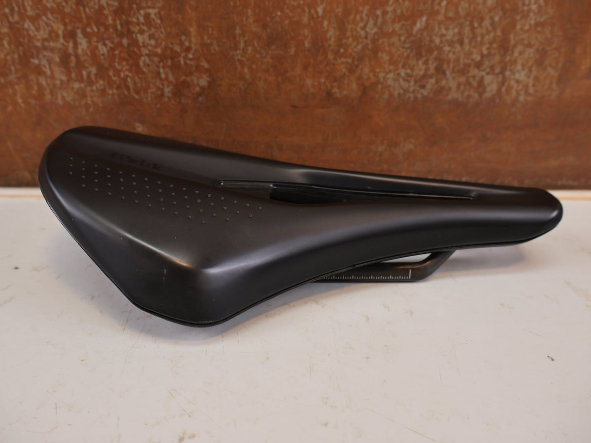 Sattel von Fizik, FIZIK TEMPO ARGO R1 CARBON SATTEL 150MM 200G RENNRAD GRAVEL ROAD vor USEDBIKES-OB.DE Hintergrund