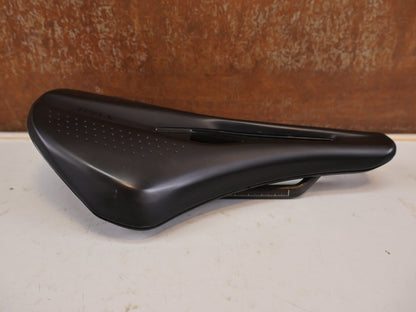 Sattel von Fizik, FIZIK TEMPO ARGO R1 CARBON SATTEL 150MM 200G RENNRAD GRAVEL ROAD vor USEDBIKES-OB.DE Hintergrund