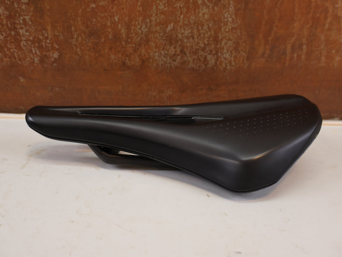 Sattel von Fizik, FIZIK TEMPO ARGO R1 CARBON SATTEL 150MM 200G RENNRAD GRAVEL ROAD vor USEDBIKES-OB.DE Hintergrund