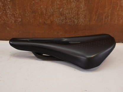 Sattel von Fizik, FIZIK TEMPO ARGO R1 CARBON SATTEL 150MM 200G RENNRAD GRAVEL ROAD vor USEDBIKES-OB.DE Hintergrund