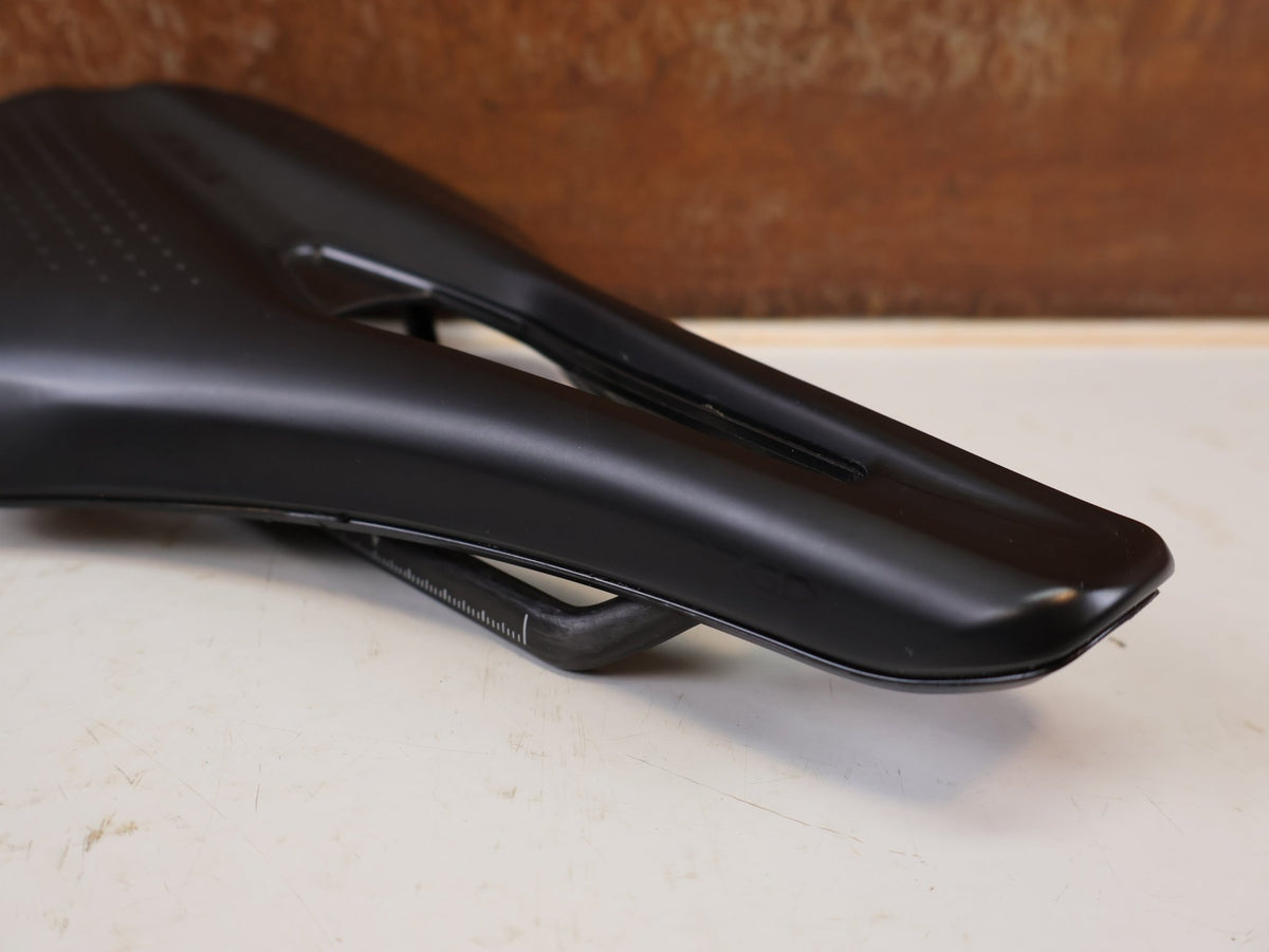Sattel von Fizik, FIZIK TEMPO ARGO R1 CARBON SATTEL 150MM 200G RENNRAD GRAVEL ROAD vor USEDBIKES-OB.DE Hintergrund