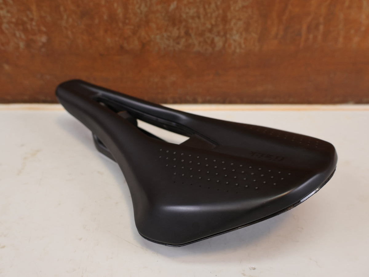 Sattel von Fizik, FIZIK TEMPO ARGO R1 CARBON SATTEL 150MM 200G RENNRAD GRAVEL ROAD vor USEDBIKES-OB.DE Hintergrund
