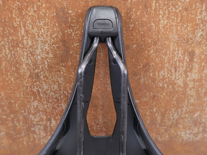 Sattel von Fizik, FIZIK TEMPO ARGO R1 CARBON SATTEL 150MM 200G RENNRAD GRAVEL ROAD vor USEDBIKES-OB.DE Hintergrund