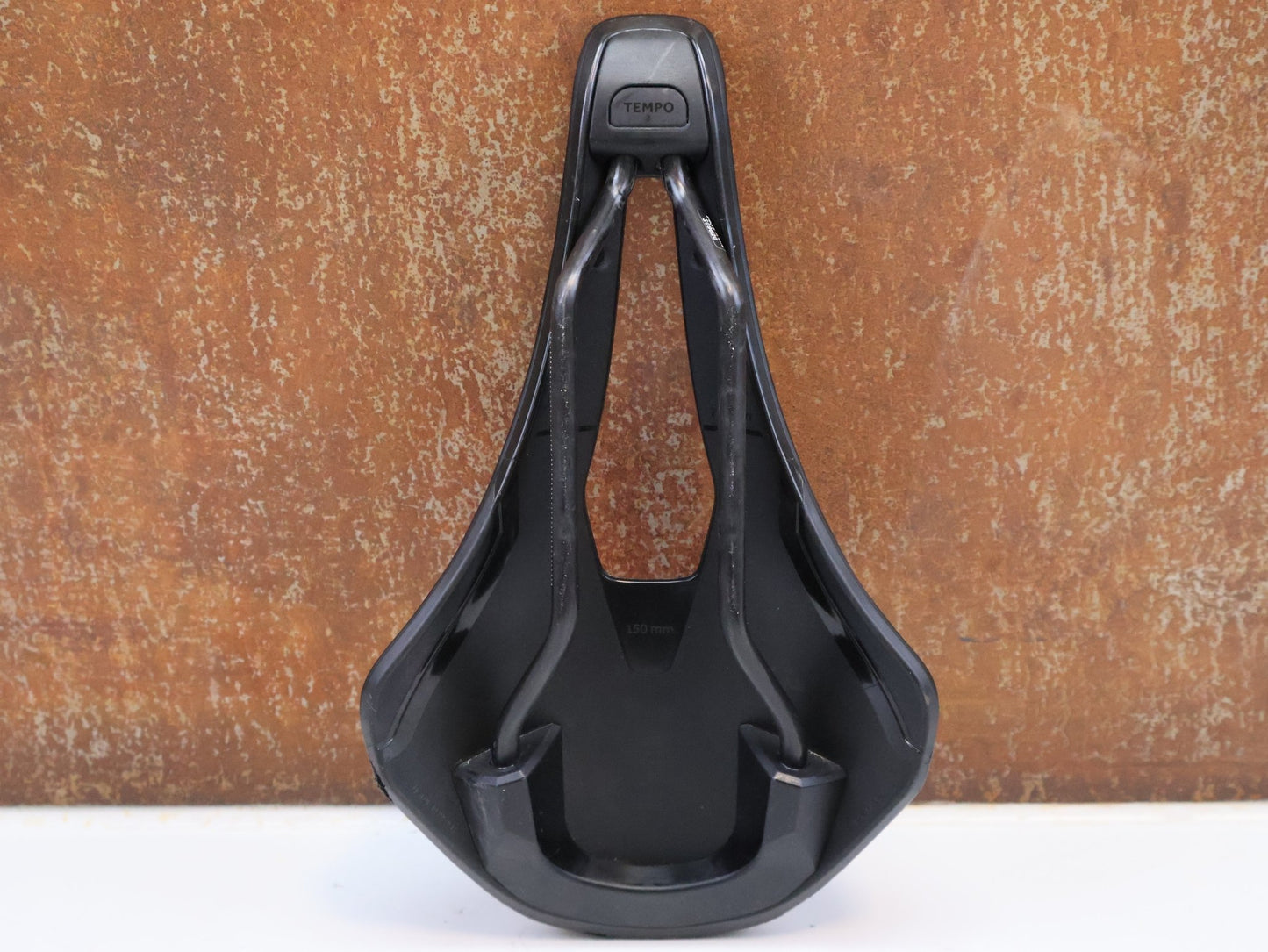 Sattel von Fizik, FIZIK TEMPO ARGO R1 SATTEL / 150 MM / CARBON - GESTELL / ROAD ENDURANCE vor USEDBIKES - OB.DE Hintergrund