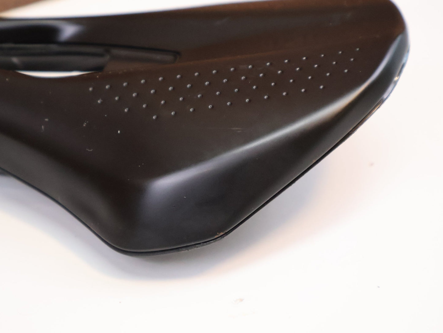 Sattel von Fizik, FIZIK TEMPO ARGO R1 SATTEL / 150 MM / CARBON - GESTELL / ROAD ENDURANCE vor USEDBIKES - OB.DE Hintergrund