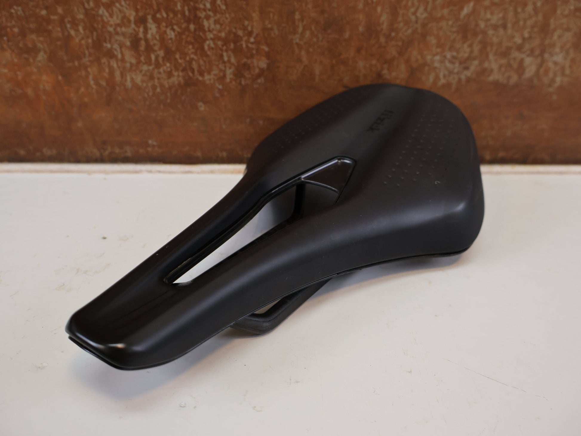 Sattel von Fizik, FIZIK TEMPO ARGO R1 SATTEL / ROAD & ENDURANCE / 150 MM / CARBON-GESTELL vor USEDBIKES-OB.DE Hintergrund