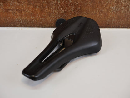 Sattel von Fizik, FIZIK TEMPO ARGO R1 SATTEL / ROAD & ENDURANCE / 150 MM / CARBON - GESTELL vor USEDBIKES - OB.DE Hintergrund