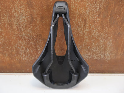 Sattel von Fizik, FIZIK TEMPO ARGO R1 SATTEL / ROAD & ENDURANCE / 150 MM / CARBON-GESTELL vor USEDBIKES-OB.DE Hintergrund