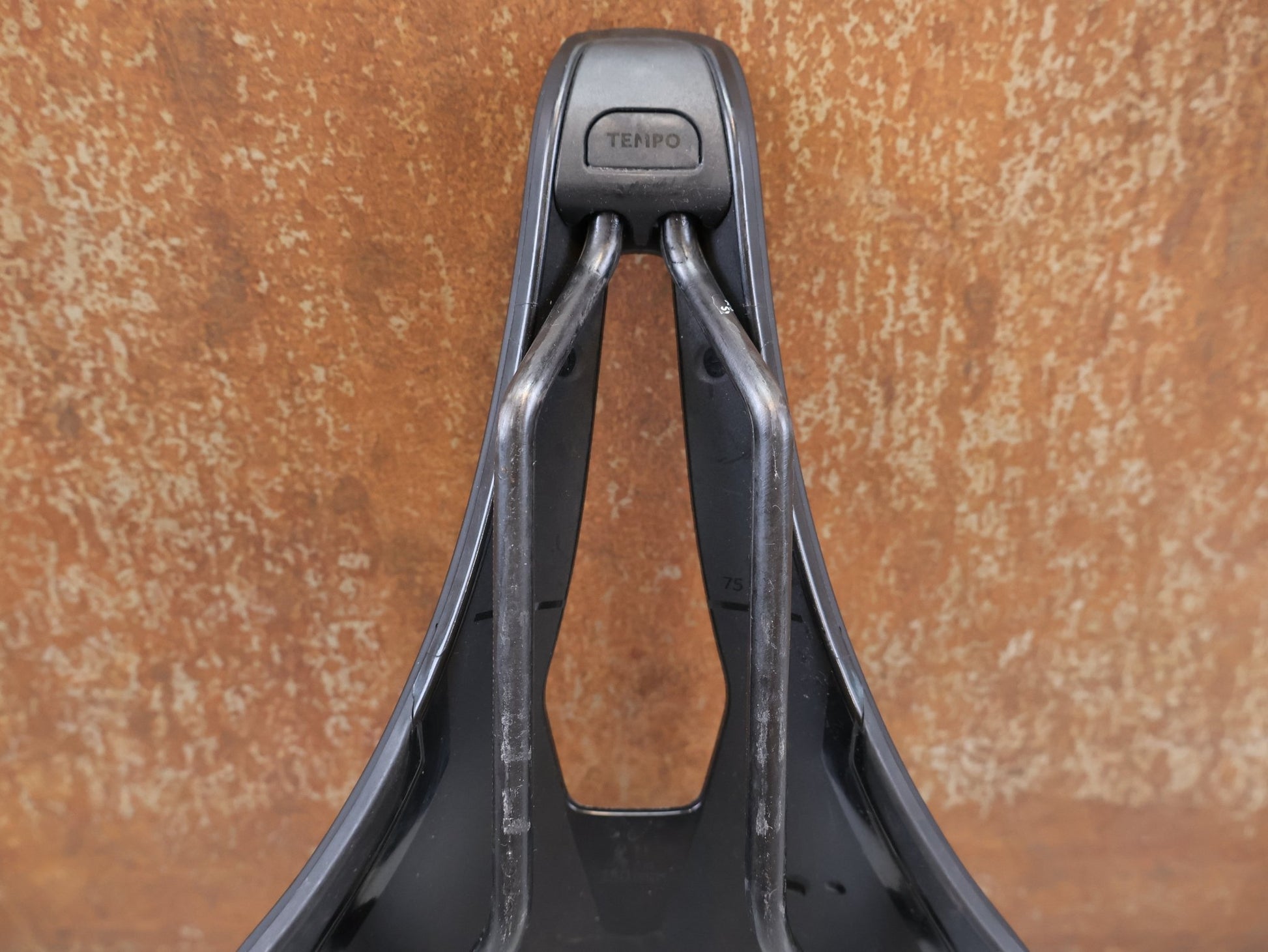 Sattel von Fizik, FIZIK TEMPO ARGO R1 SATTEL / ROAD & ENDURANCE / 150 MM / CARBON-GESTELL vor USEDBIKES-OB.DE Hintergrund