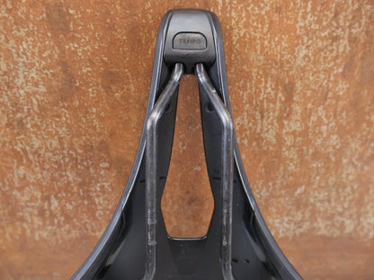 Sattel von Fizik, FIZIK TEMPO ARGO R1 SATTEL / ROAD & ENDURANCE / 150 MM / CARBON-GESTELL vor USEDBIKES-OB.DE Hintergrund