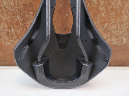 Sattel von Fizik, FIZIK TEMPO ARGO R1 SATTEL / ROAD & ENDURANCE / 150 MM / CARBON-GESTELL vor USEDBIKES-OB.DE Hintergrund