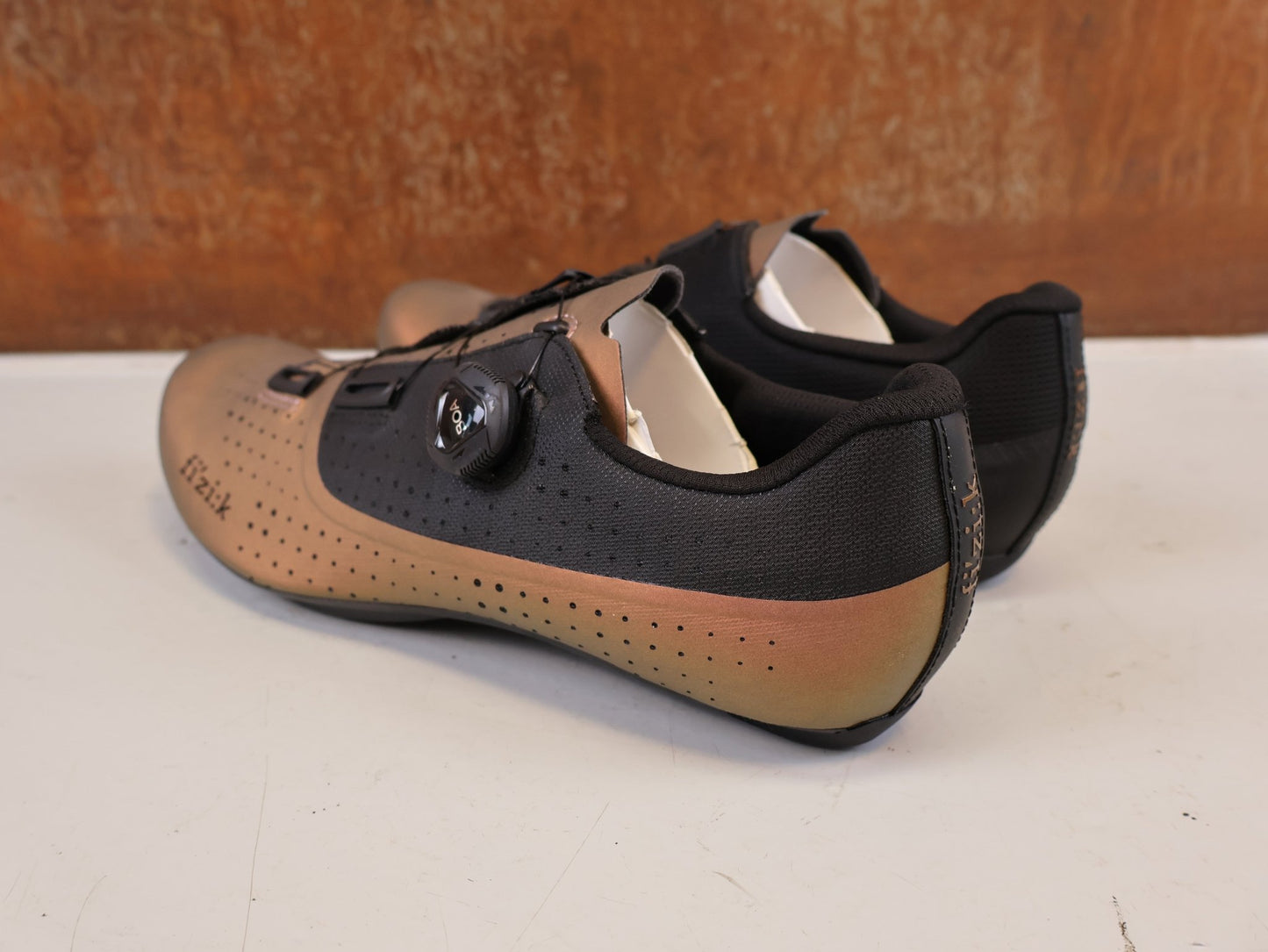 RR-Herrenschuhe von Fizik, FIZIK TEMPO OVERCURVE R4 RENNSCHUH COPPER BLACK vor USEDBIKES-OB.DE Hintergrund