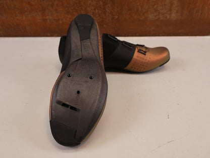 RR-Herrenschuhe von Fizik, FIZIK TEMPO OVERCURVE R4 RENNSCHUH COPPER BLACK vor USEDBIKES-OB.DE Hintergrund