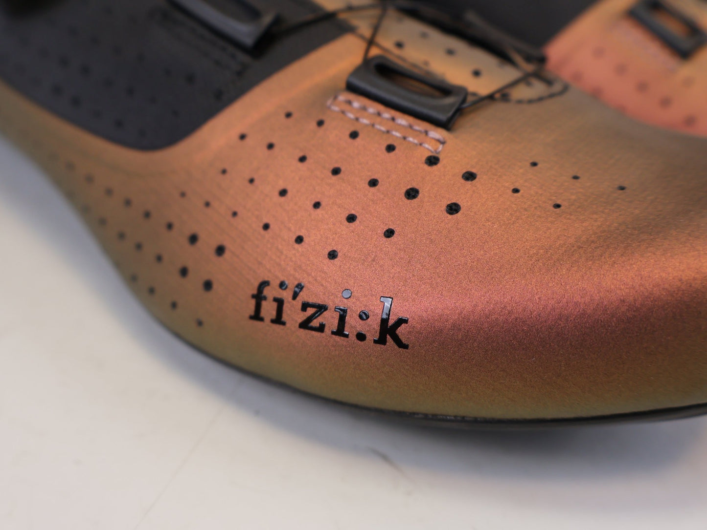 RR-Herrenschuhe von Fizik, FIZIK TEMPO OVERCURVE R4 RENNSCHUH COPPER BLACK vor USEDBIKES-OB.DE Hintergrund