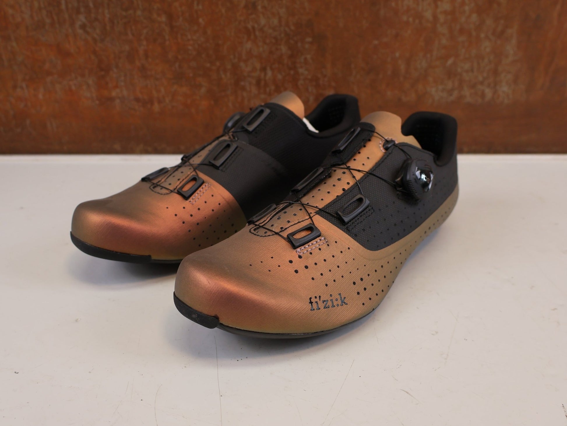 RR-Herrenschuhe von Fizik, FIZIK TEMPO OVERCURVE R4 RENNSCHUH COPPER BLACK vor USEDBIKES-OB.DE Hintergrund