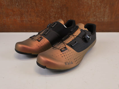 RR-Herrenschuhe von Fizik, FIZIK TEMPO OVERCURVE R4 RENNSCHUH COPPER BLACK vor USEDBIKES-OB.DE Hintergrund