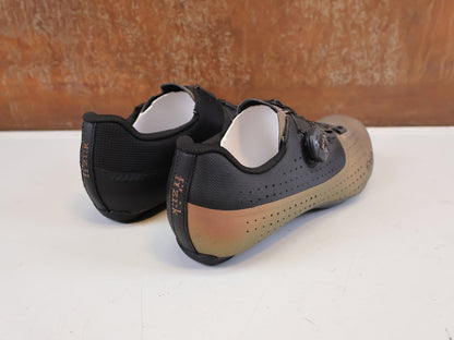 RR-Herrenschuhe von Fizik, FIZIK TEMPO OVERCURVE R4 RENNSCHUH COPPER BLACK vor USEDBIKES-OB.DE Hintergrund