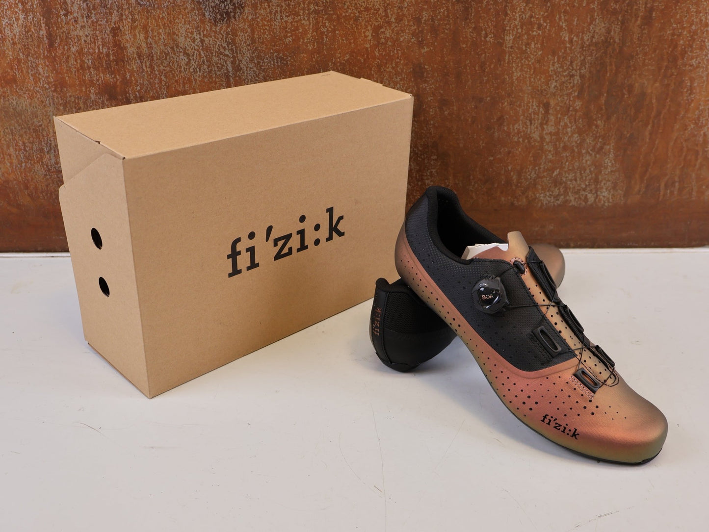 RR-Herrenschuhe von Fizik, FIZIK TEMPO OVERCURVE R4 RENNSCHUH COPPER BLACK vor USEDBIKES-OB.DE Hintergrund