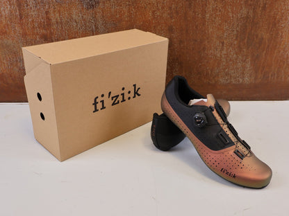 RR-Herrenschuhe von Fizik, FIZIK TEMPO OVERCURVE R4 RENNSCHUH COPPER BLACK vor USEDBIKES-OB.DE Hintergrund