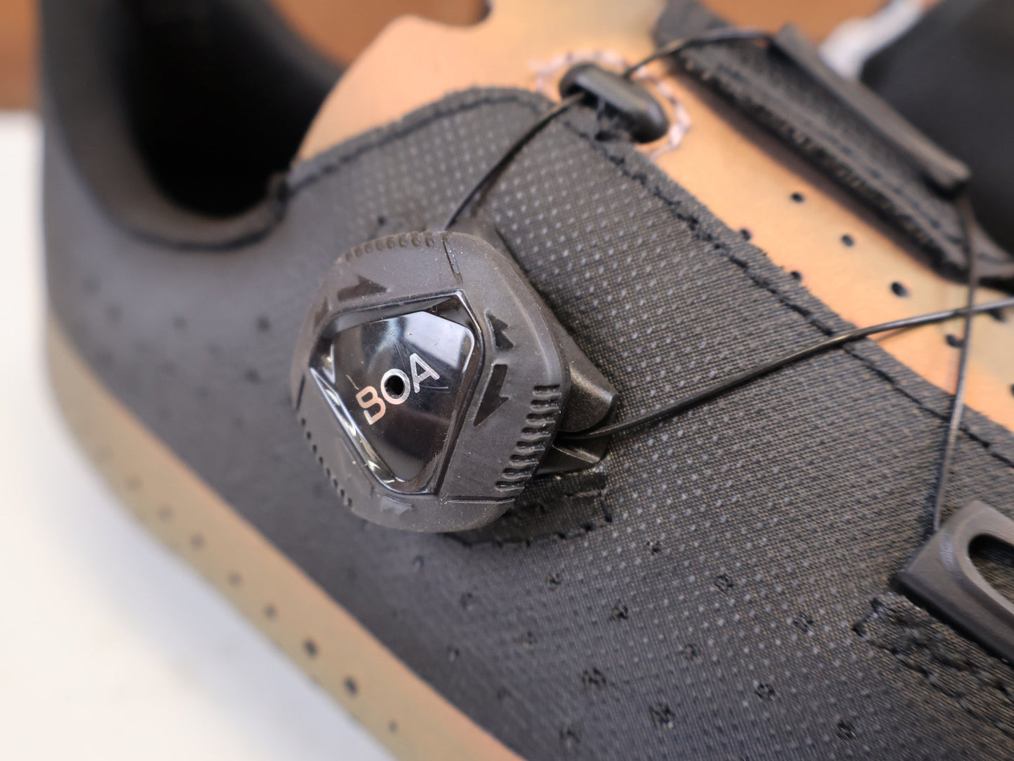 RR-Herrenschuhe von Fizik, FIZIK TEMPO OVERCURVE R4 RENNSCHUH COPPER BLACK vor USEDBIKES-OB.DE Hintergrund