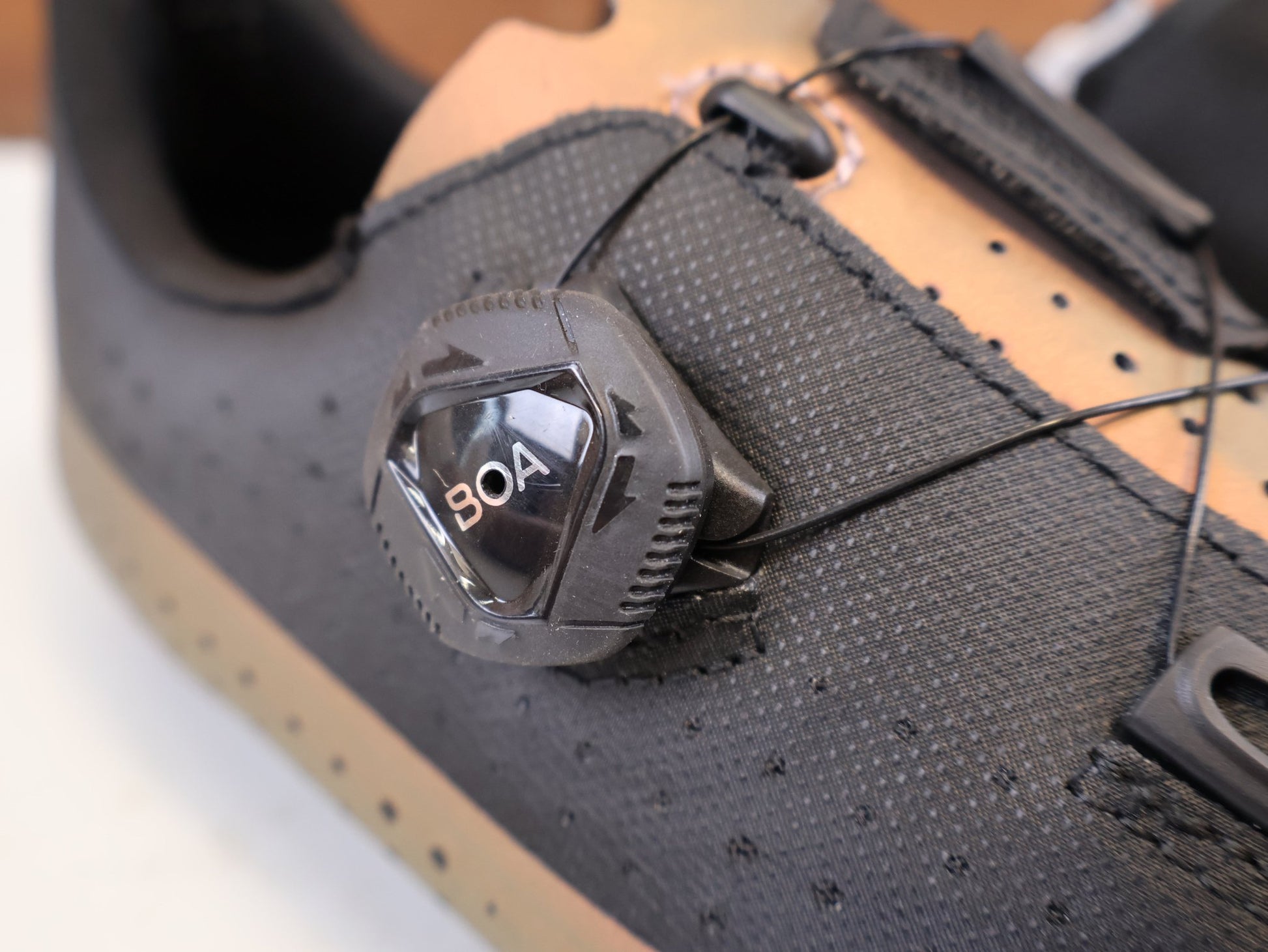 RR-Herrenschuhe von Fizik, FIZIK TEMPO OVERCURVE R4 RENNSCHUH COPPER BLACK vor USEDBIKES-OB.DE Hintergrund