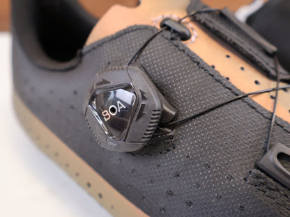 RR-Herrenschuhe von Fizik, FIZIK TEMPO OVERCURVE R4 RENNSCHUH COPPER BLACK vor USEDBIKES-OB.DE Hintergrund