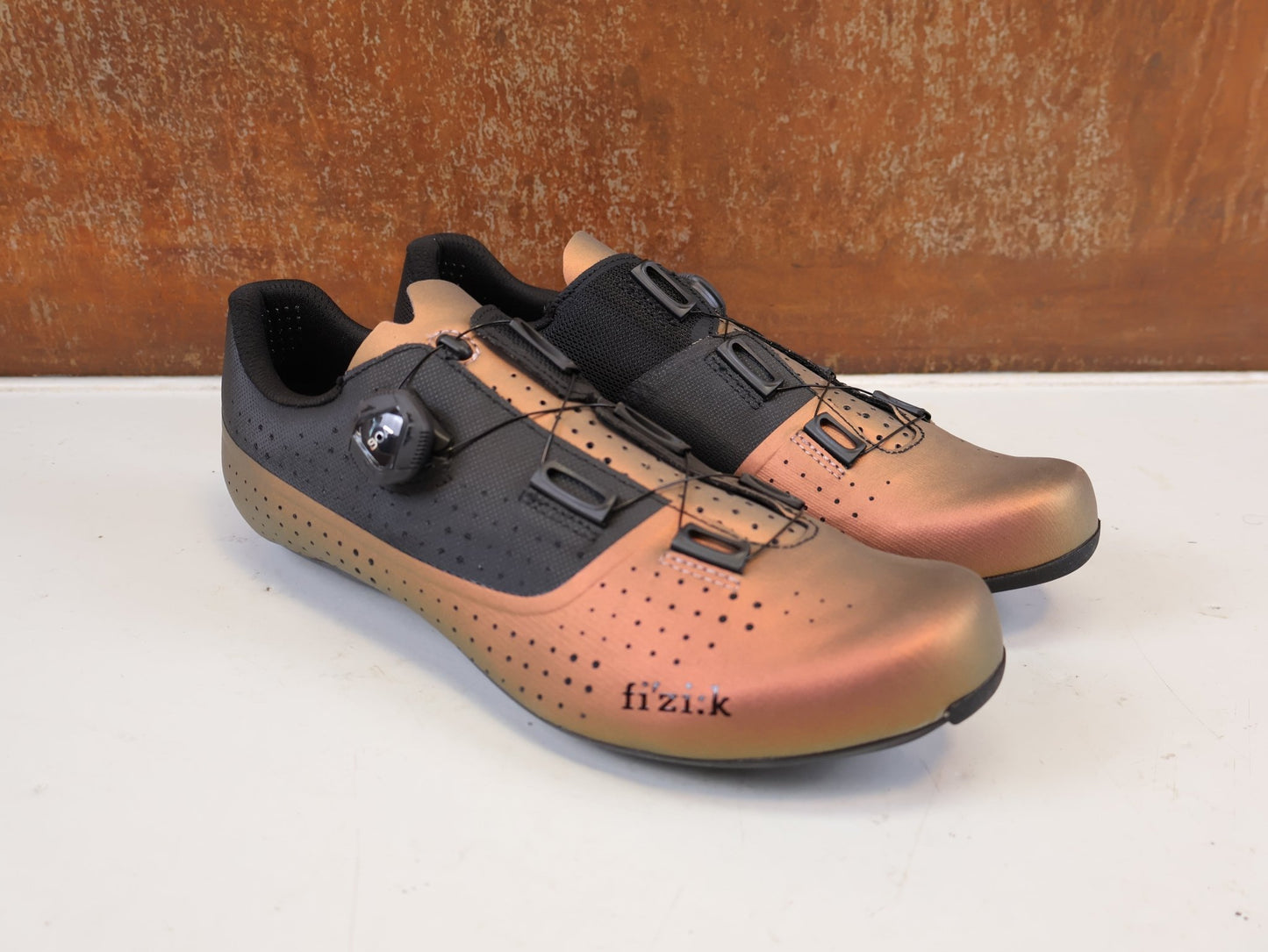 RR-Herrenschuhe von Fizik, FIZIK TEMPO OVERCURVE R4 RENNSCHUH COPPER BLACK vor USEDBIKES-OB.DE Hintergrund