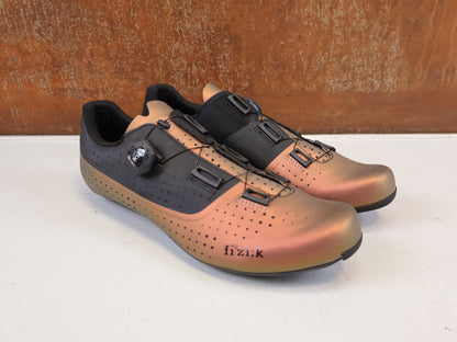 RR-Herrenschuhe von Fizik, FIZIK TEMPO OVERCURVE R4 RENNSCHUH COPPER BLACK vor USEDBIKES-OB.DE Hintergrund