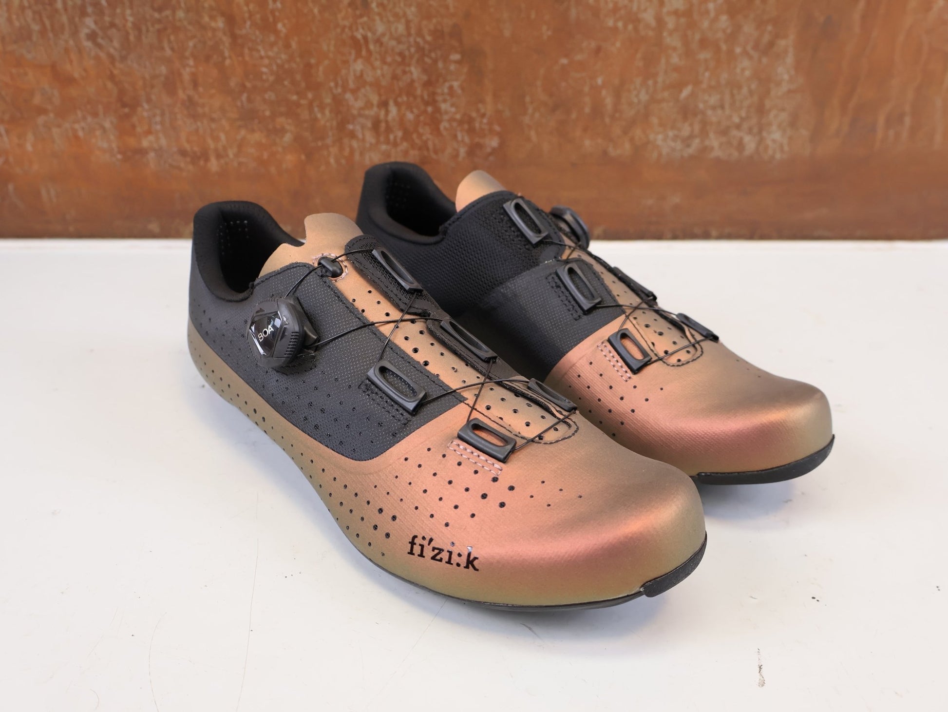 RR-Herrenschuhe von Fizik, FIZIK TEMPO OVERCURVE R4 RENNSCHUH COPPER BLACK vor USEDBIKES-OB.DE Hintergrund