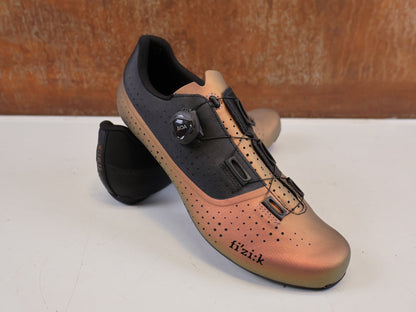 RR-Herrenschuhe von Fizik, FIZIK TEMPO OVERCURVE R4 RENNSCHUH COPPER BLACK vor USEDBIKES-OB.DE Hintergrund