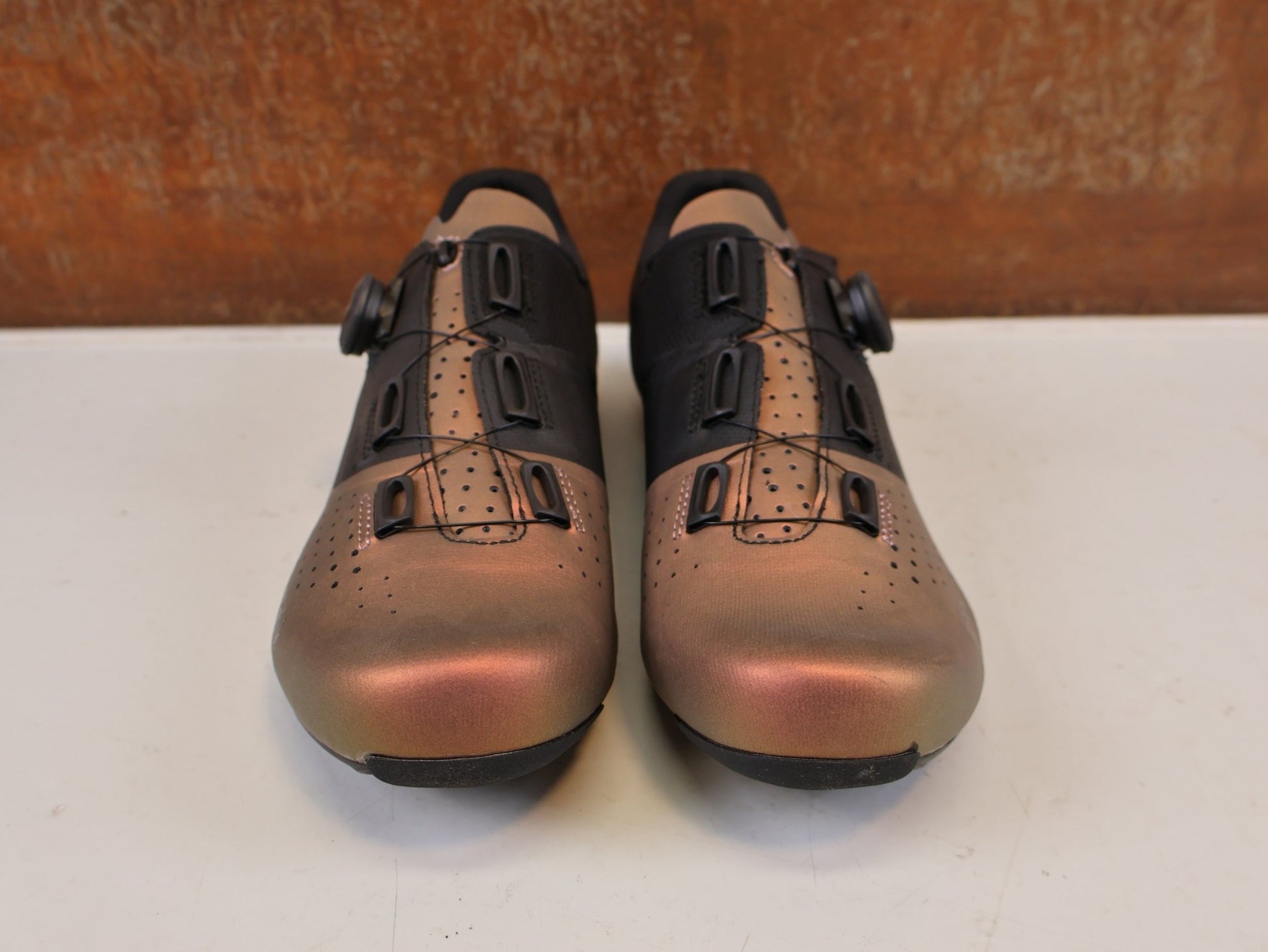 RR-Herrenschuhe von Fizik, FIZIK TEMPO OVERCURVE R4 RENNSCHUH COPPER BLACK vor USEDBIKES-OB.DE Hintergrund
