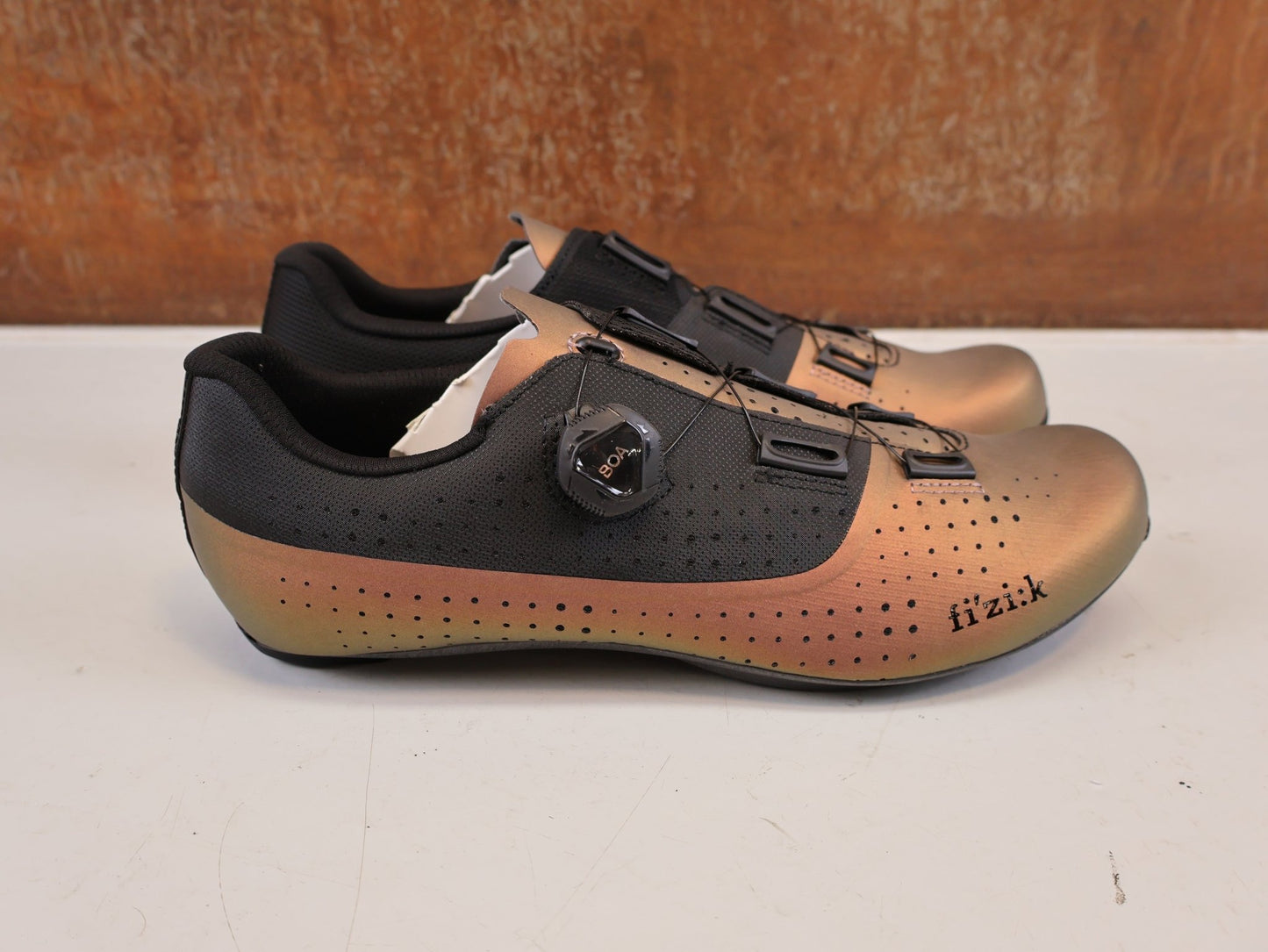 RR-Herrenschuhe von Fizik, FIZIK TEMPO OVERCURVE R4 RENNSCHUH COPPER BLACK vor USEDBIKES-OB.DE Hintergrund