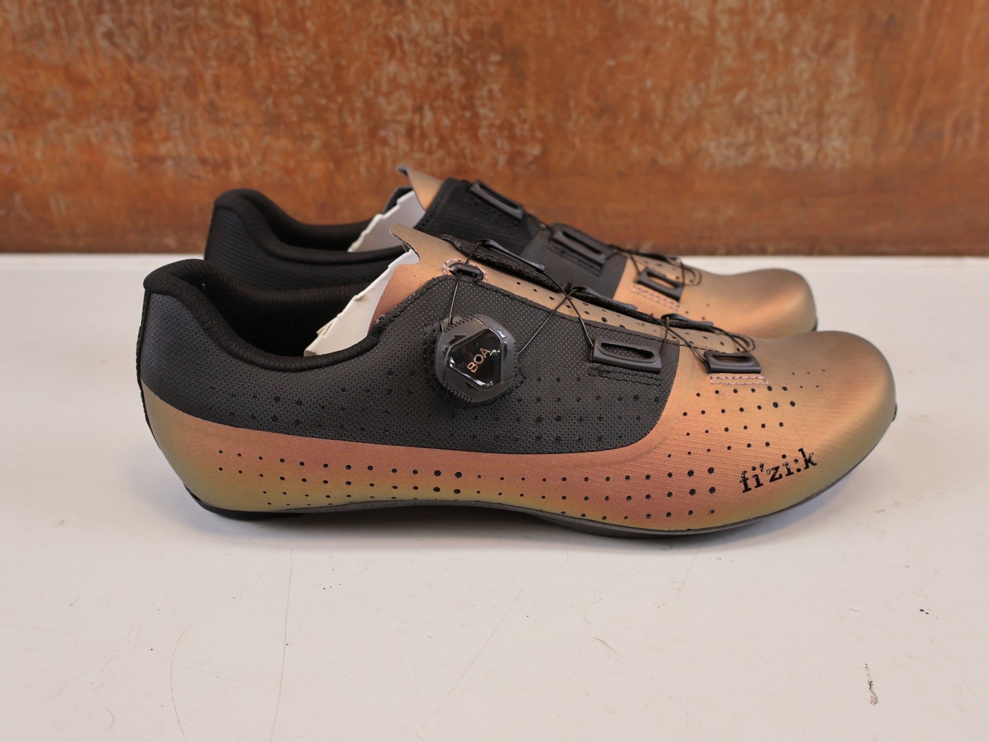 RR-Herrenschuhe von Fizik, FIZIK TEMPO OVERCURVE R4 RENNSCHUH COPPER BLACK vor USEDBIKES-OB.DE Hintergrund