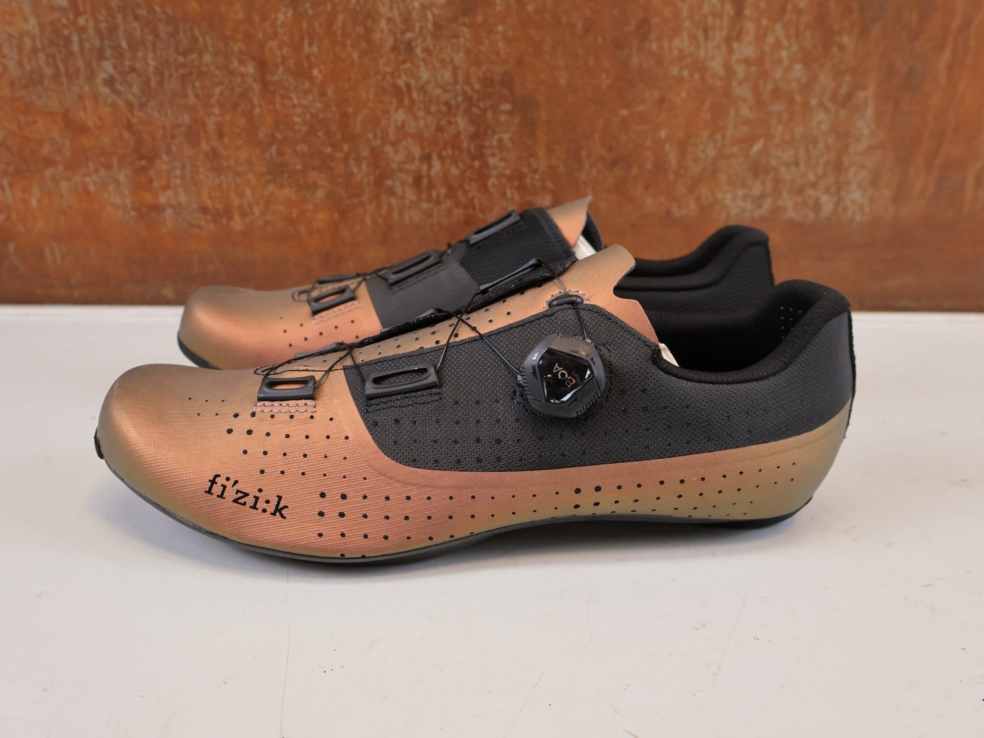 RR-Herrenschuhe von Fizik, FIZIK TEMPO OVERCURVE R4 RENNSCHUH COPPER BLACK vor USEDBIKES-OB.DE Hintergrund