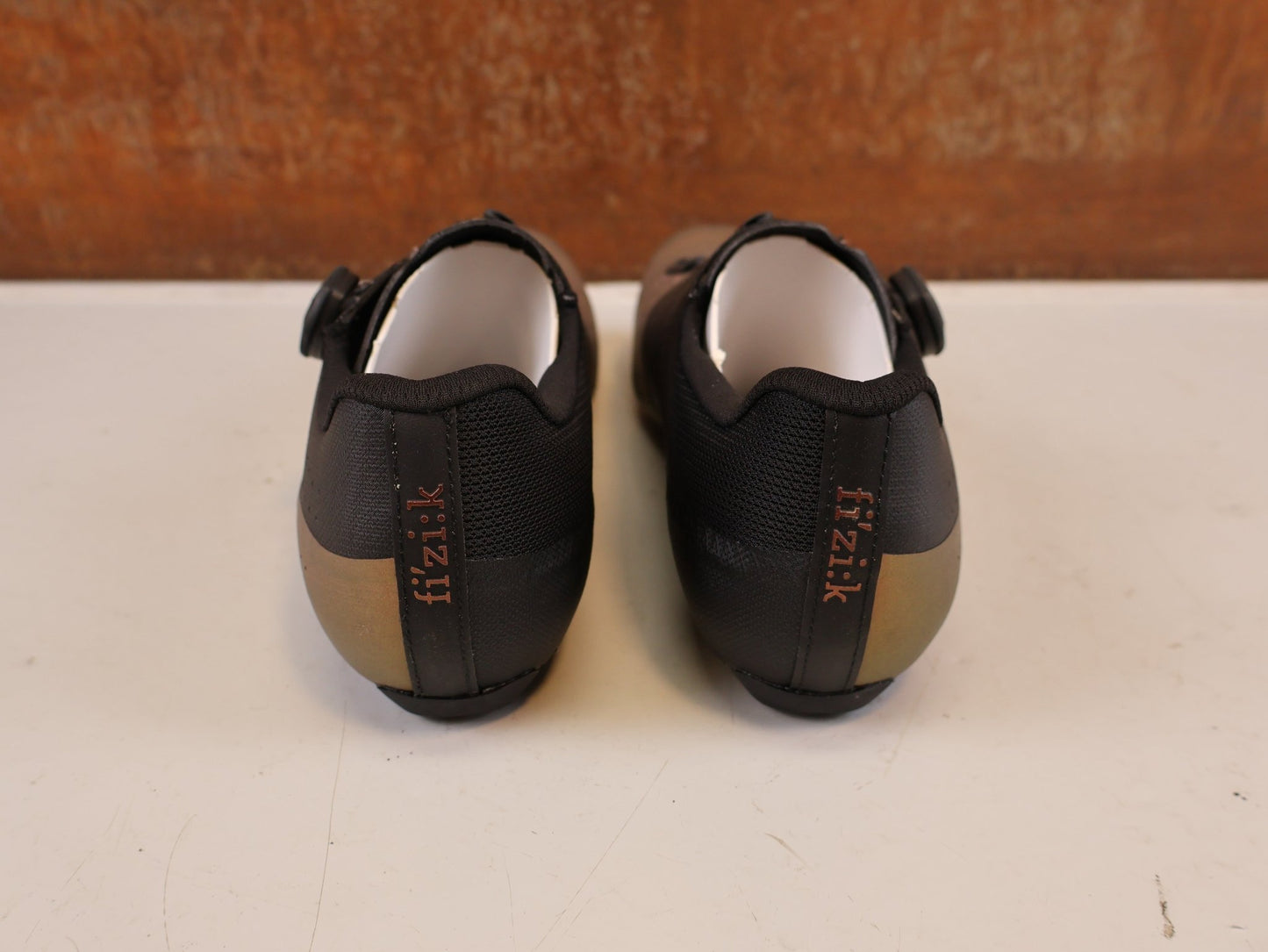 RR-Herrenschuhe von Fizik, FIZIK TEMPO OVERCURVE R4 RENNSCHUH COPPER BLACK vor USEDBIKES-OB.DE Hintergrund
