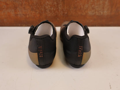 RR-Herrenschuhe von Fizik, FIZIK TEMPO OVERCURVE R4 RENNSCHUH COPPER BLACK vor USEDBIKES-OB.DE Hintergrund