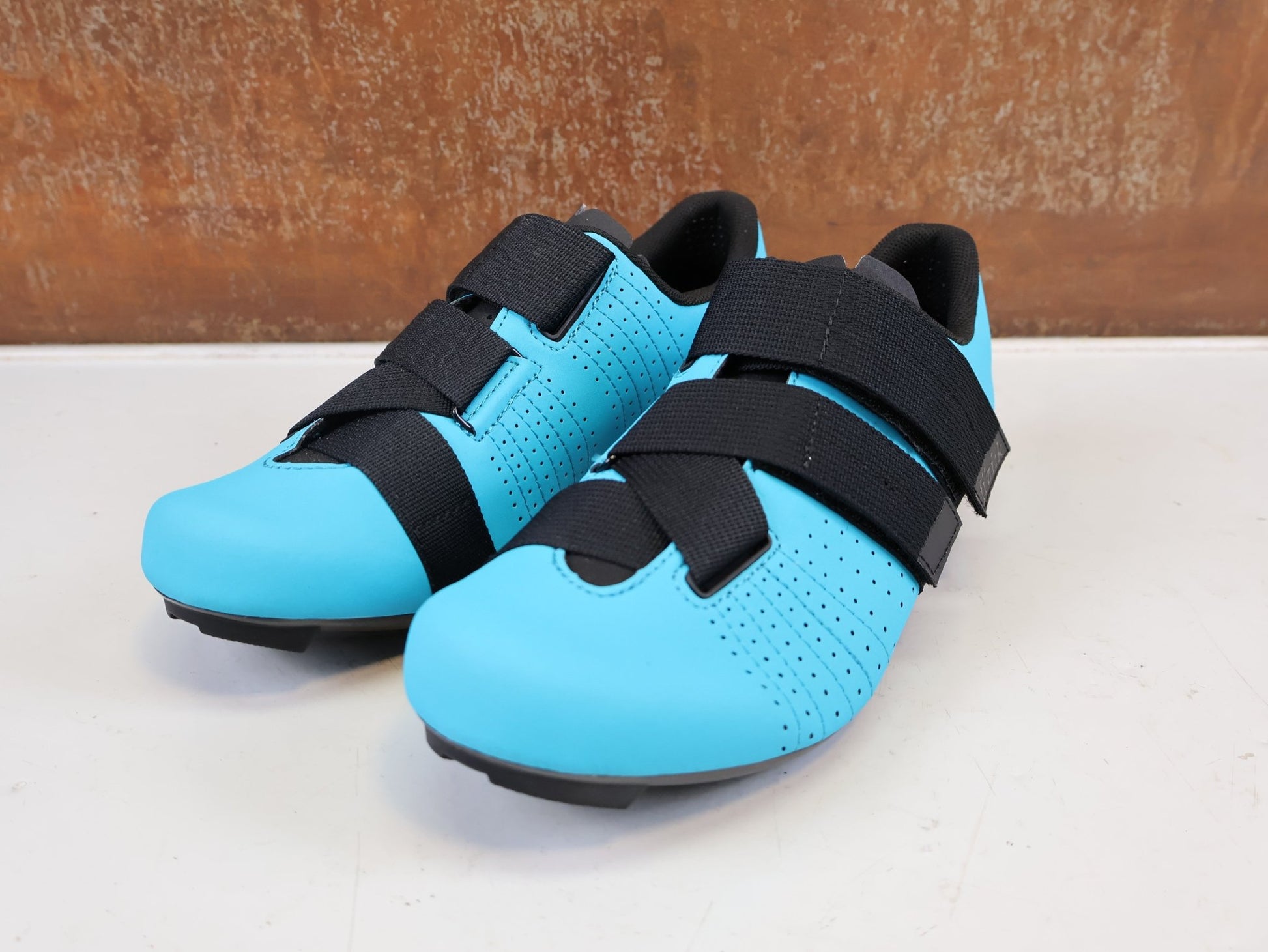 RR-Herrenschuhe von Fizik, FIZIK TEMPO POWERSTRAP R5 RENNSCHUH BLUE BLACK vor USEDBIKES-OB.DE Hintergrund
