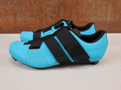 RR-Herrenschuhe von Fizik, FIZIK TEMPO POWERSTRAP R5 RENNSCHUH BLUE BLACK vor USEDBIKES-OB.DE Hintergrund