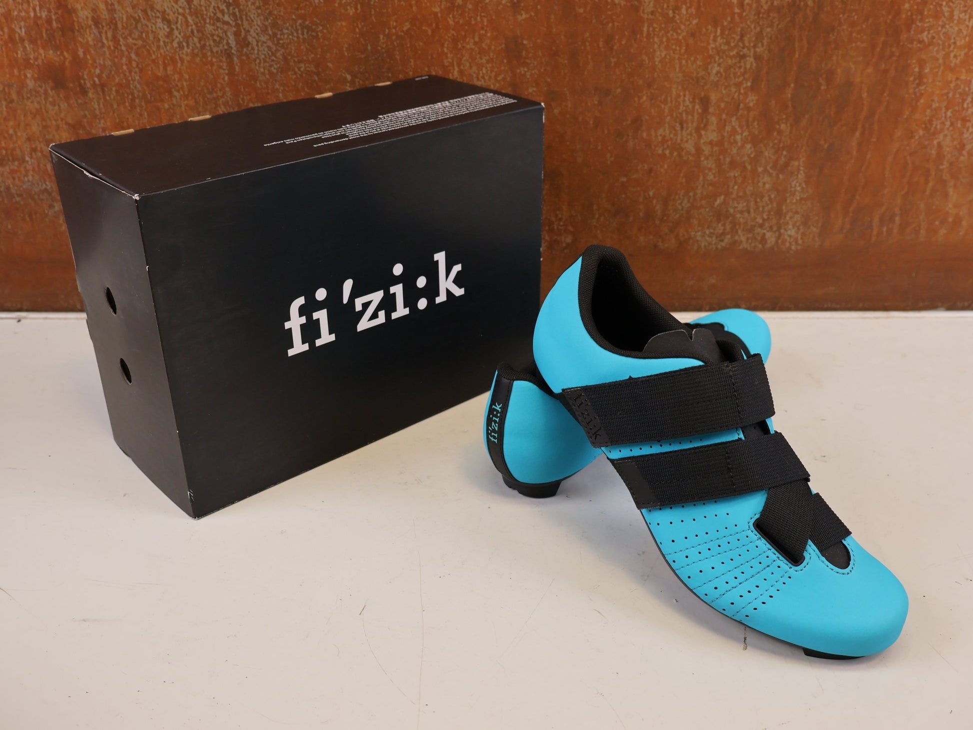RR-Herrenschuhe von Fizik, FIZIK TEMPO POWERSTRAP R5 RENNSCHUH BLUE BLACK vor USEDBIKES-OB.DE Hintergrund