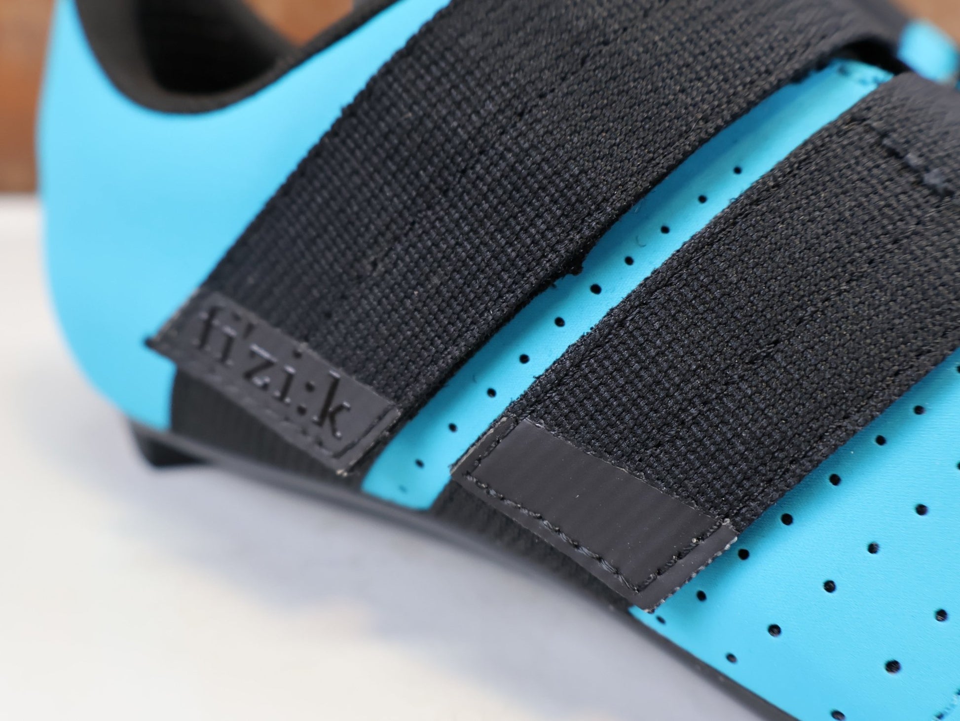 RR-Herrenschuhe von Fizik, FIZIK TEMPO POWERSTRAP R5 RENNSCHUH BLUE BLACK vor USEDBIKES-OB.DE Hintergrund