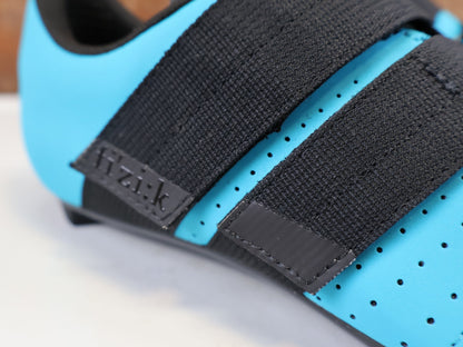 RR-Herrenschuhe von Fizik, FIZIK TEMPO POWERSTRAP R5 RENNSCHUH BLUE BLACK vor USEDBIKES-OB.DE Hintergrund