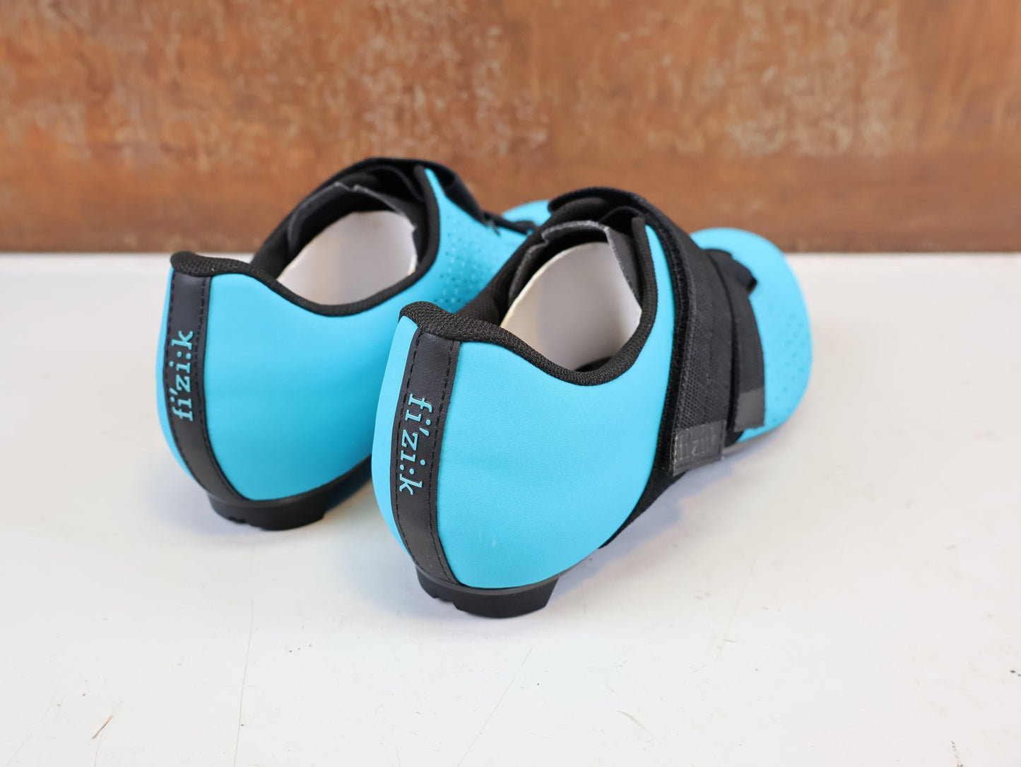 RR-Herrenschuhe von Fizik, FIZIK TEMPO POWERSTRAP R5 RENNSCHUH BLUE BLACK vor USEDBIKES-OB.DE Hintergrund