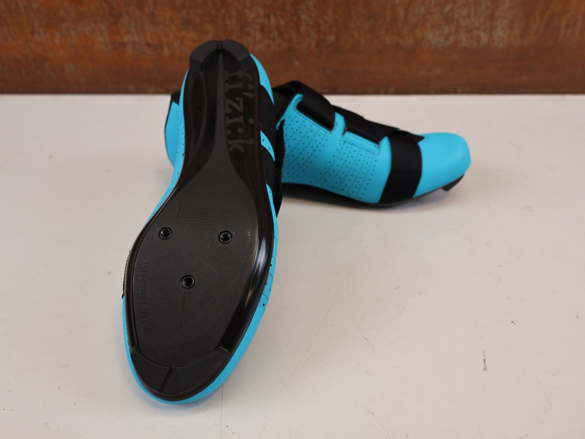 RR-Herrenschuhe von Fizik, FIZIK TEMPO POWERSTRAP R5 RENNSCHUH BLUE BLACK vor USEDBIKES-OB.DE Hintergrund