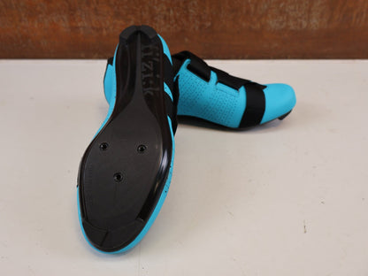 RR-Herrenschuhe von Fizik, FIZIK TEMPO POWERSTRAP R5 RENNSCHUH BLUE BLACK vor USEDBIKES-OB.DE Hintergrund