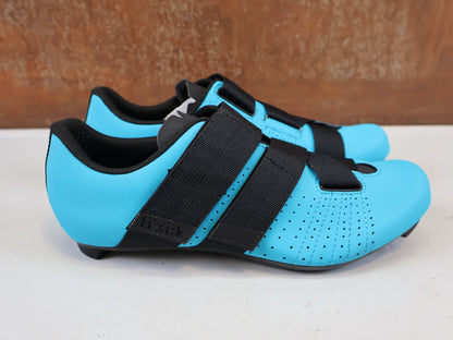 RR-Herrenschuhe von Fizik, FIZIK TEMPO POWERSTRAP R5 RENNSCHUH BLUE BLACK vor USEDBIKES-OB.DE Hintergrund